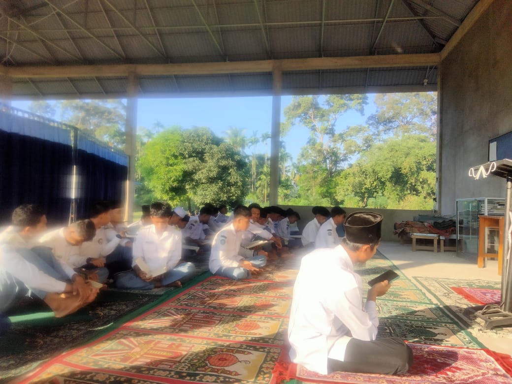 Pembiasaan Pagi Shalat Dhuha dan Membaca Al-Qur'an di MAN 3 Muaro Jambi Pembiasaan Pagi Shalat Dhuha dan Membaca Al-Qur'an di MAN 3 Muaro Jambi