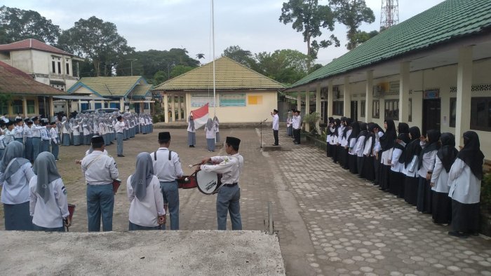 Kepala MAN 3 Muaro Jambi Tekankan Nilai Ibadah di Upacara Bendera