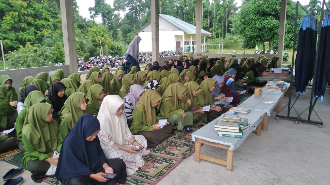 Pembiasaan pagi Jumat: membaca Yasin di MAN 3 Muaro Jambi 