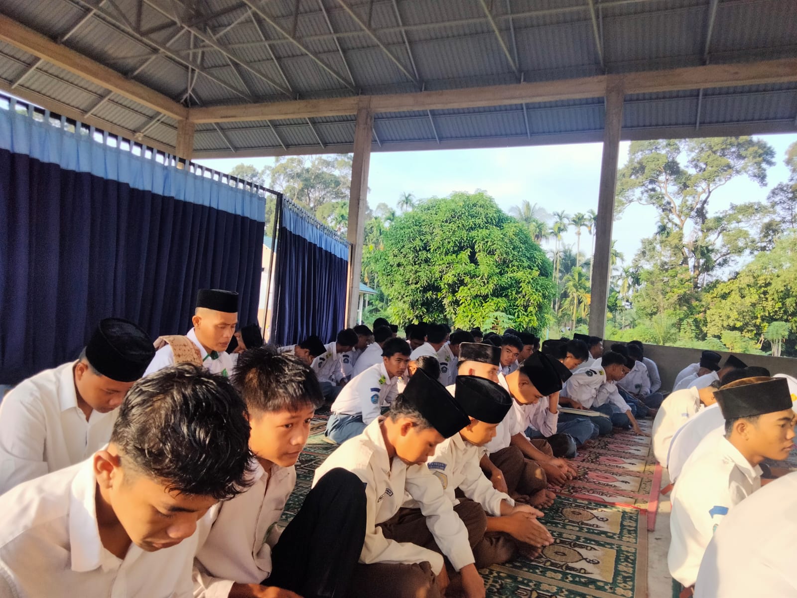 PEMBIASAAN PAGI DI MAN 3 MUARO JAMBI: SHALAT DHUHA DAN MEMBACA AL-QURâ€™AN Pukul 07.00 WIB