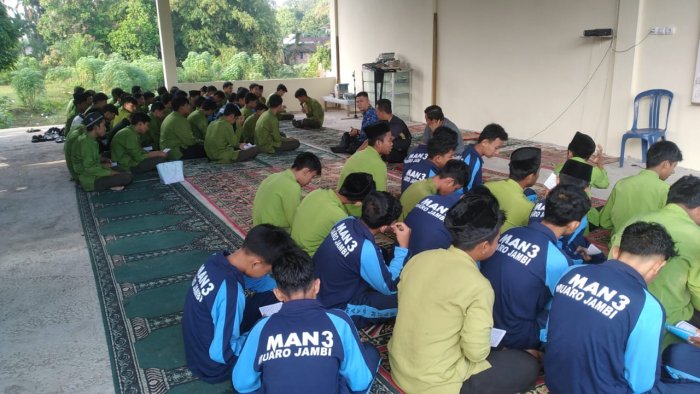 Pembiasaan Jumat Pagi Membaca Yasin di MAN 3 Muaro Jambi Pembiasaan Jumat Pagi Membaca Yasin di MAN 3 Muaro Jambi