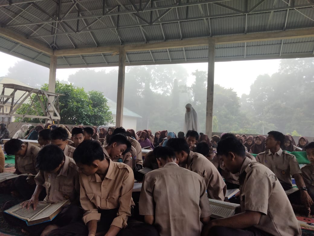 Pembiasaan pagi shalat Dhuha dan membaca Alquran di man 3 Muaro Jambi Pembiasaan pagi shalat Dhuha dan membaca Alquran di man 3 Muaro Jambi