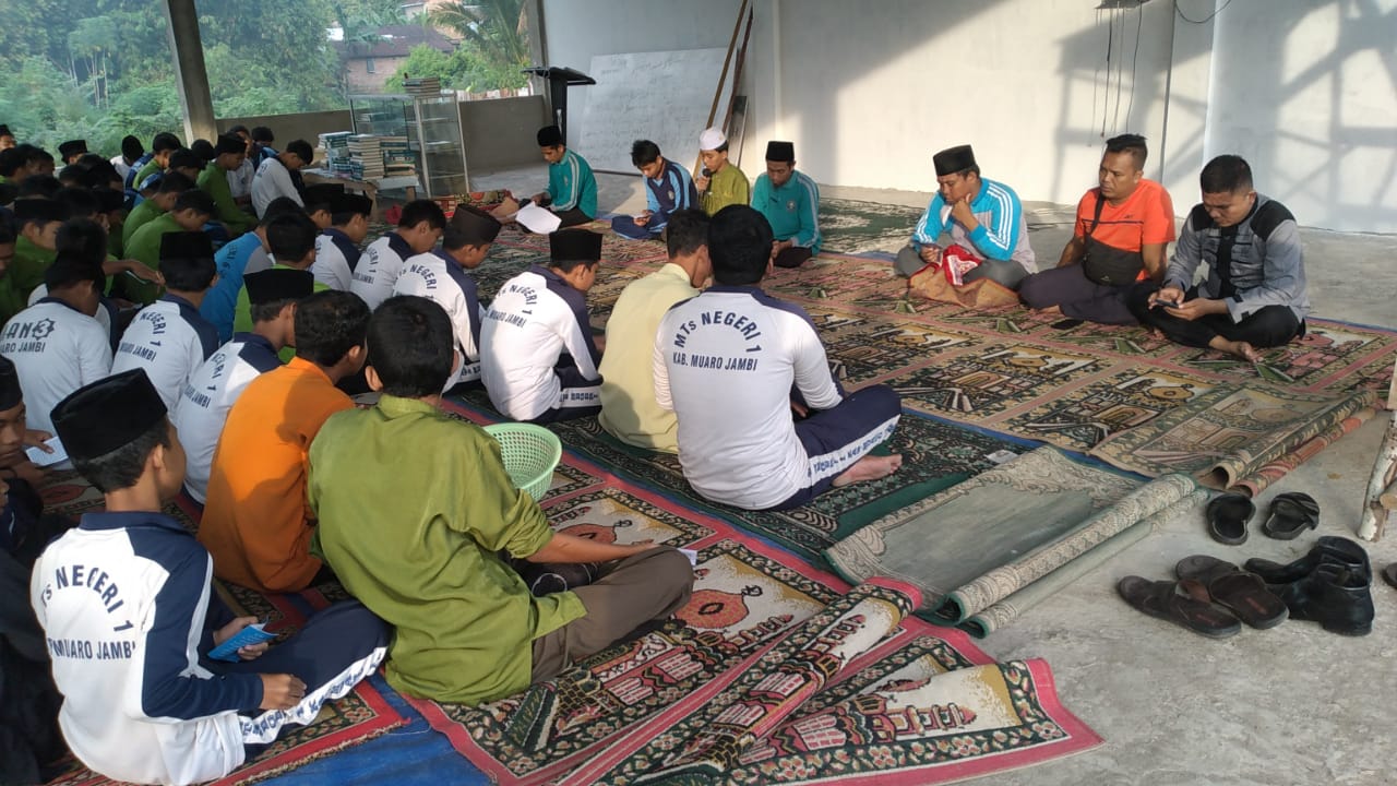 Pembiasaan Pagi Jumâ€™at Membaca Surat Yasin di MAN 3 Muaro Jambi
