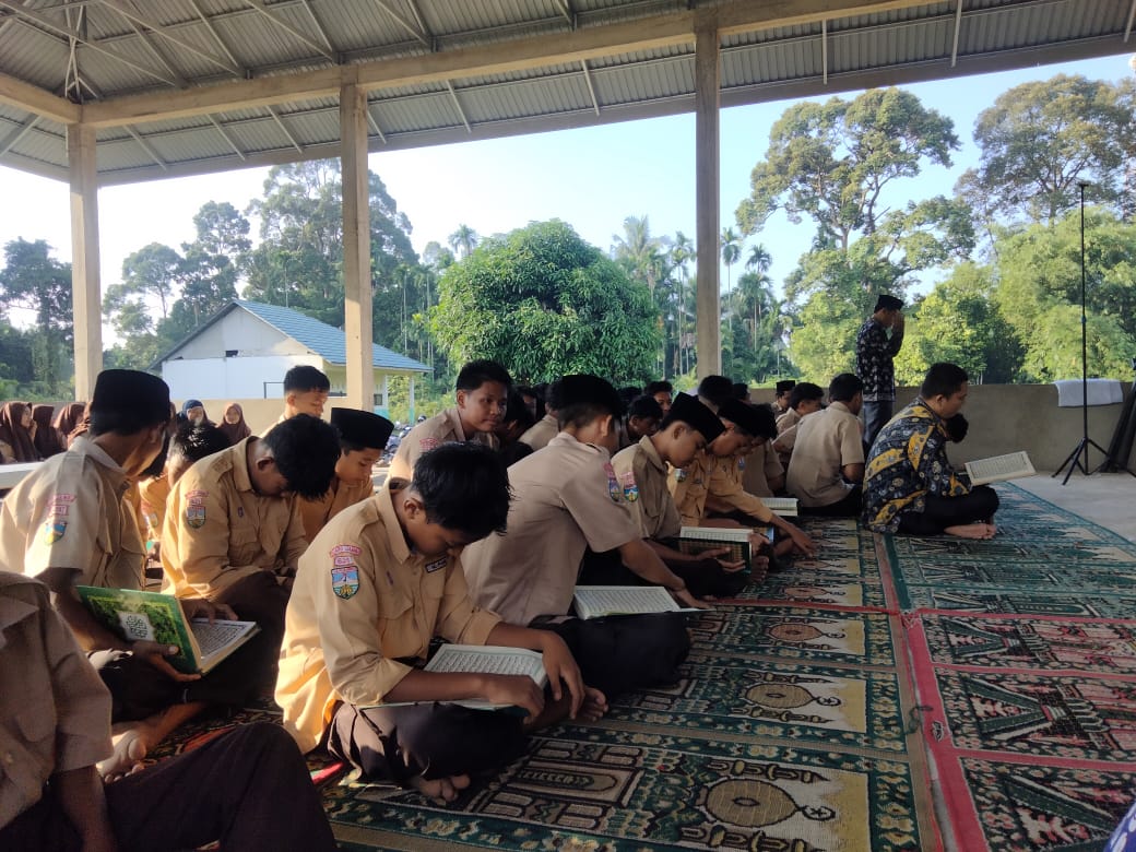 Pembiasaan Kamis Pagi : Shalat Dhuha dan membaca Alquran di MAN 3 MUARO JAMBI Pembiasaan Kamis Pagi : Shalat Dhuha dan membaca Alquran di MAN 3 MUARO JAMBI