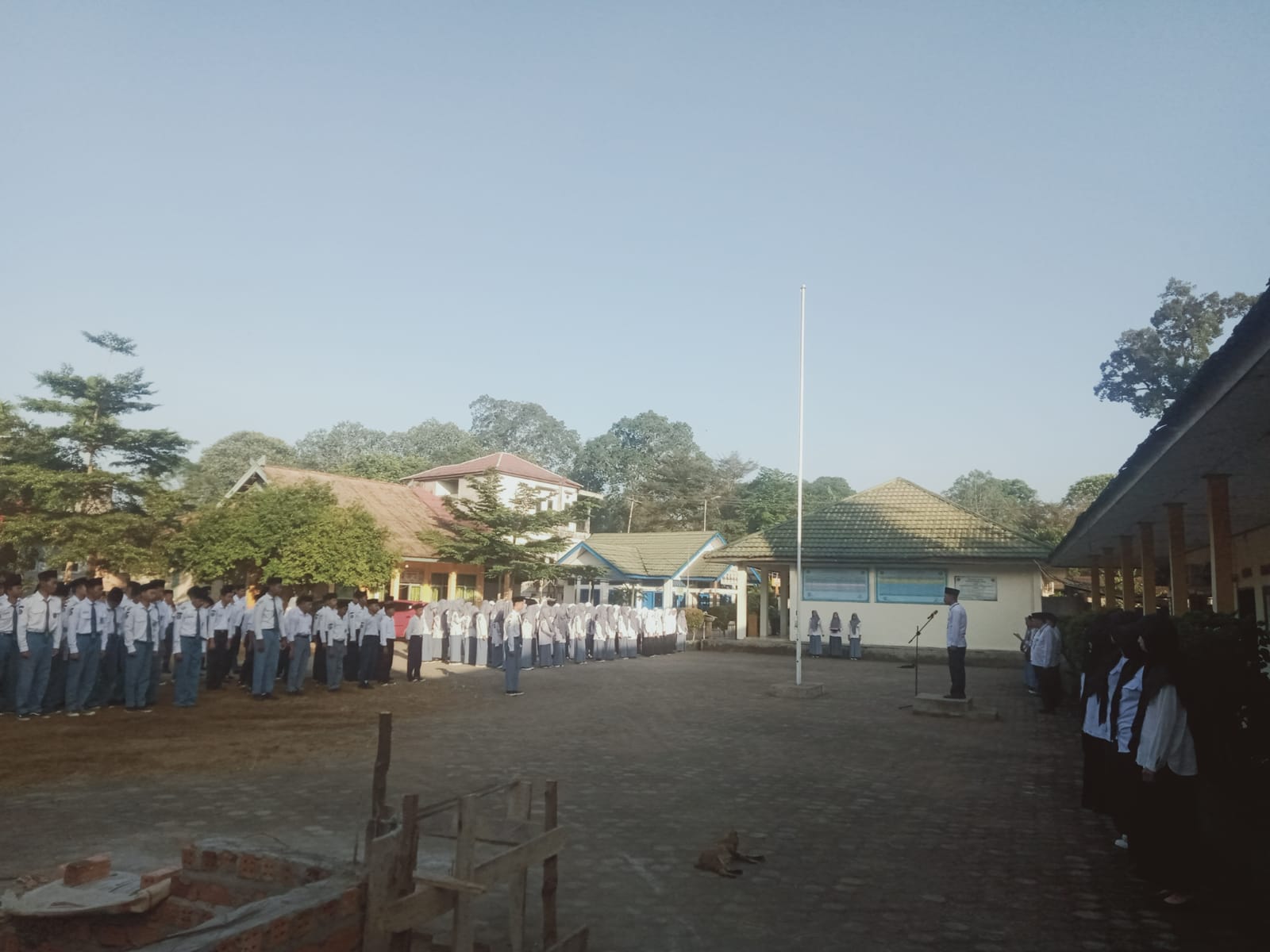 WAKA HUMAS MAN 3 MUARO JAMBI MENJADI PEMBINA UPACARA DENGAN PESAN INSPIRATIF WAKA HUMAS MAN 3 MUARO JAMBI MENJADI PEMBINA UPACARA DENGAN PESAN INSPIRATIF