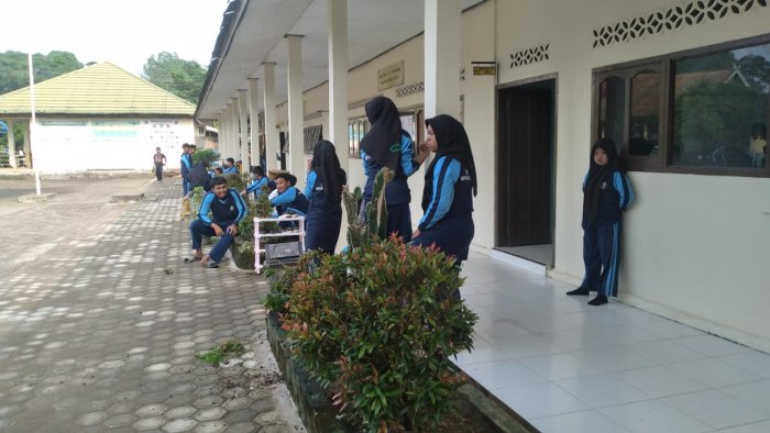 MAN 3 Muaro Jambi Gelar Aksi Penghijauan dan Gotong Royong