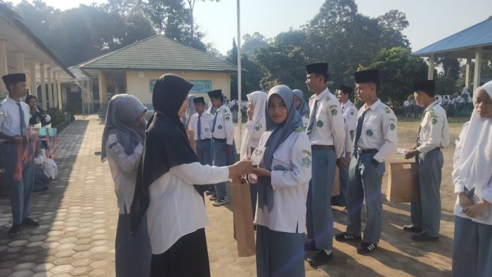 Kepala Kaur Tata Usaha MAN 3 Muaro Jambi Berikan Penghargaan kepada Pemenang Lomba Sumpah Pemuda Kepala Kaur Tata Usaha MAN 3 Muaro Jambi Berikan Penghargaan kepada Pemenang Lomba Sumpah Pemuda