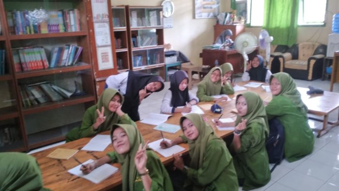 Semangat Belajar Siswa di Pagi Hari di Perpustakaan MAN 3 Muaro Jambi
