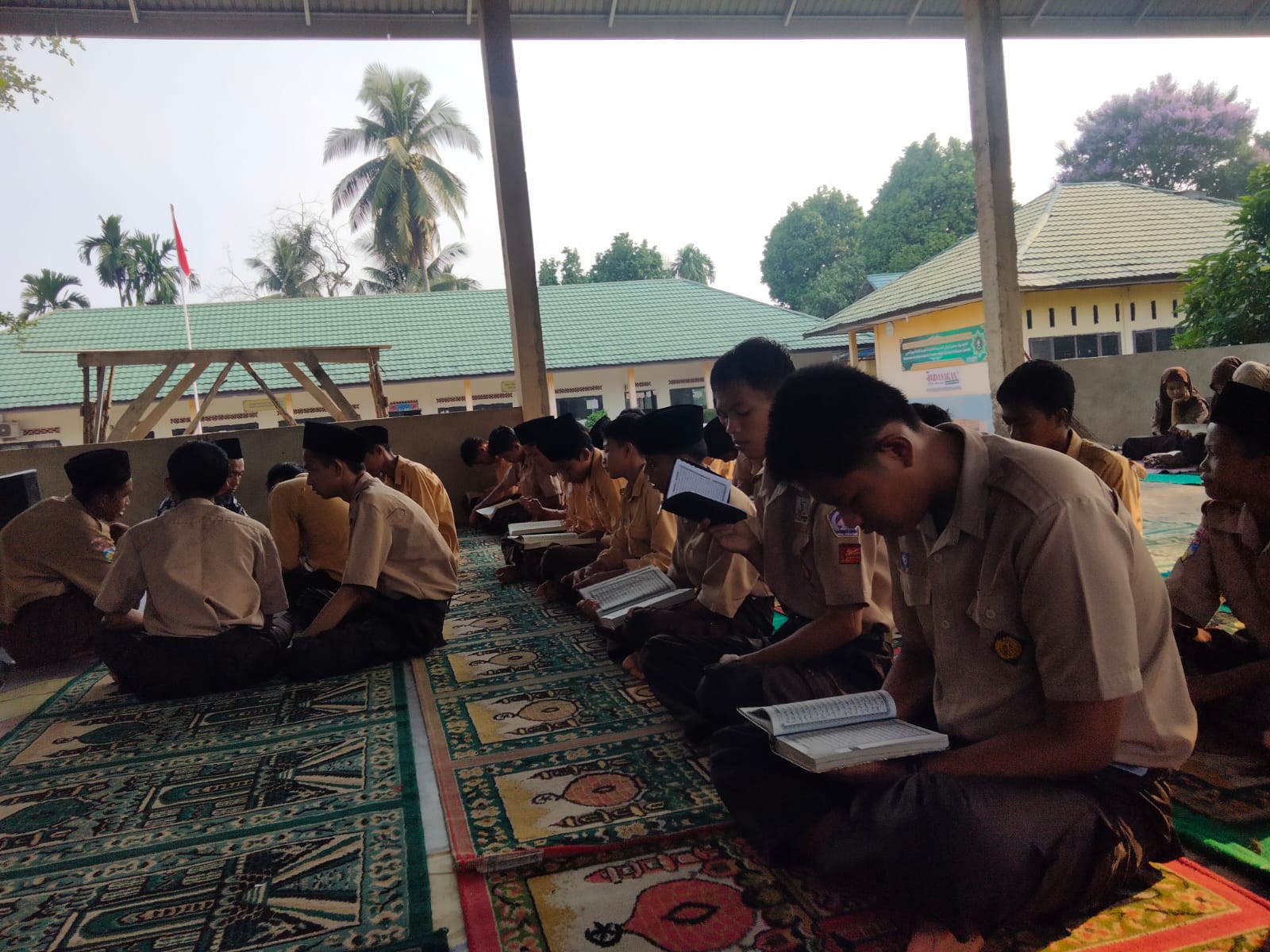 PEMBIASAAN HALAT DHUHA DAN MEMBACA ALQURAN DI MAN 3 MUARO JAMBI 