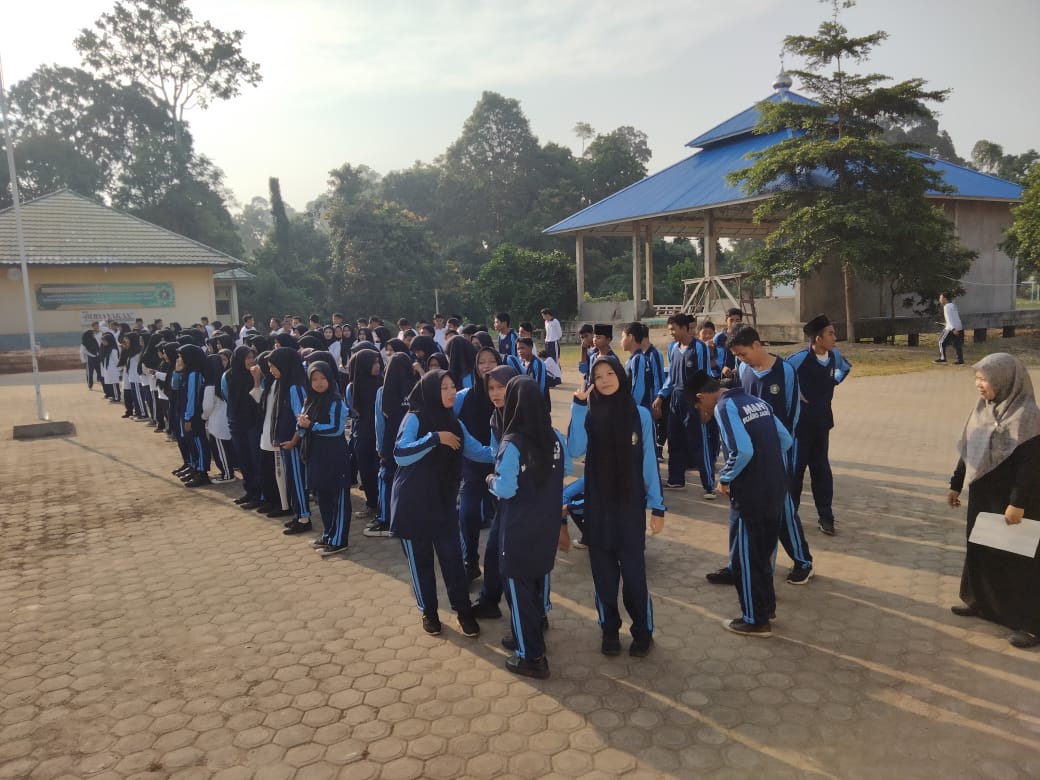 PEMBIASAAN PAGI JALAN SANTAI DAN MAKAN BERSAMA DI MAN 3 MUARO JAMBI 
