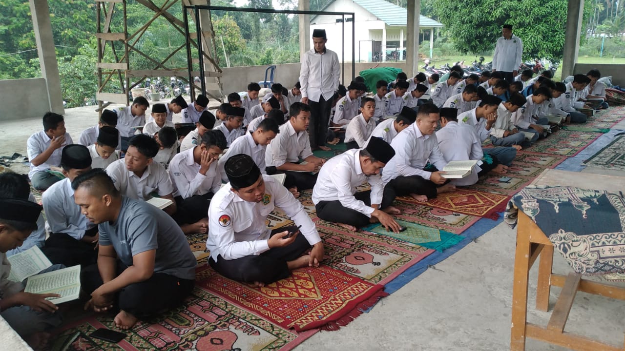 MAN 3 Muaro Jambi Awali Hari dengan Shalat Dhuha dan membaca Alquran untuk Membentuk Karakter Religius