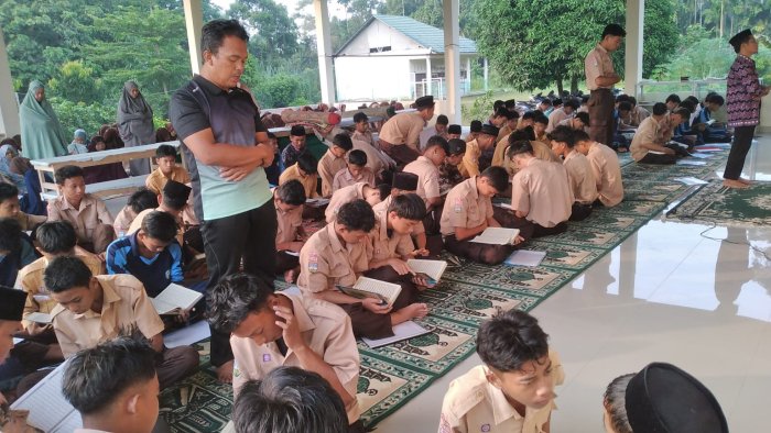 Pembiasaan Pagi Mengaji di MAN 3 Muaro Jambi Berjalan Khidmat dengan Sistem Kelompok Pendamping Pembiasaan Pagi Mengaji di MAN 3 Muaro Jambi Berjalan Khidmat dengan Sistem Kelompok Pendamping