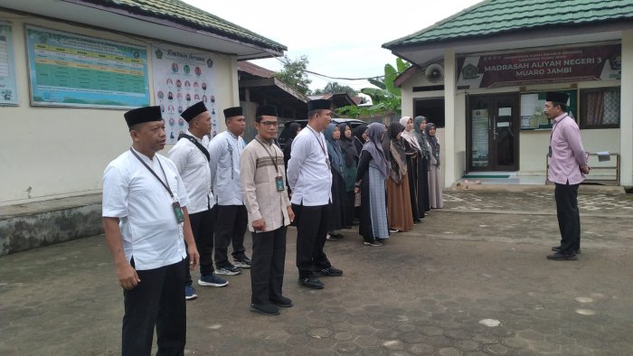MAN 3 Muaro Jambi Tingkatkan Disiplin Lewat Apel Senin