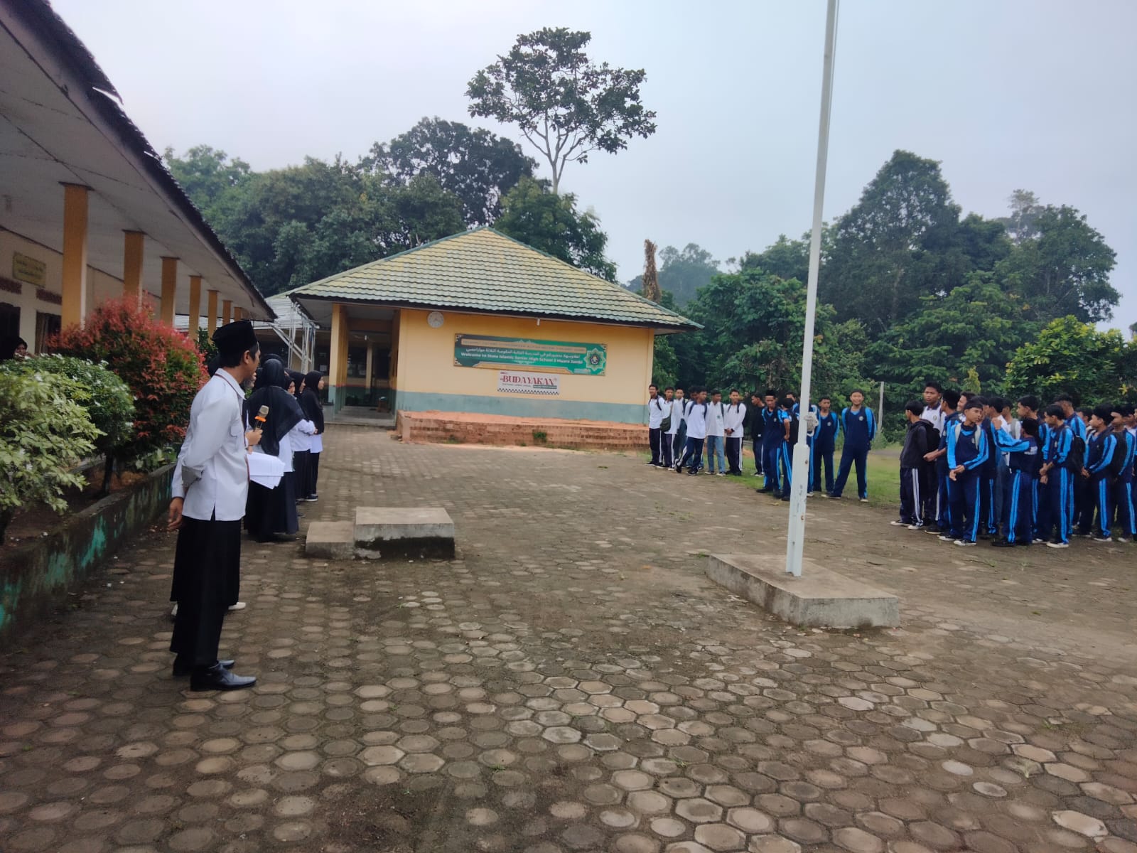 APEL SENIN PAGI, PEMBINA APEL SAMPAIKAN EVALUASI KEHADIRAN SISWA SAAT CLASS MEETING APEL SENIN PAGI, PEMBINA APEL SAMPAIKAN EVALUASI KEHADIRAN SISWA SAAT CLASS MEETING