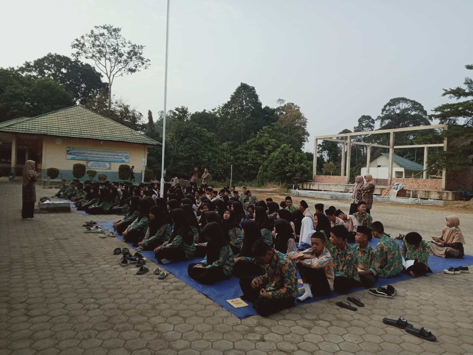 BELAJAR BAHASA INGGRIS SECARA MENYENANGKAN  DI MAN 3 MUARO JAMBI 