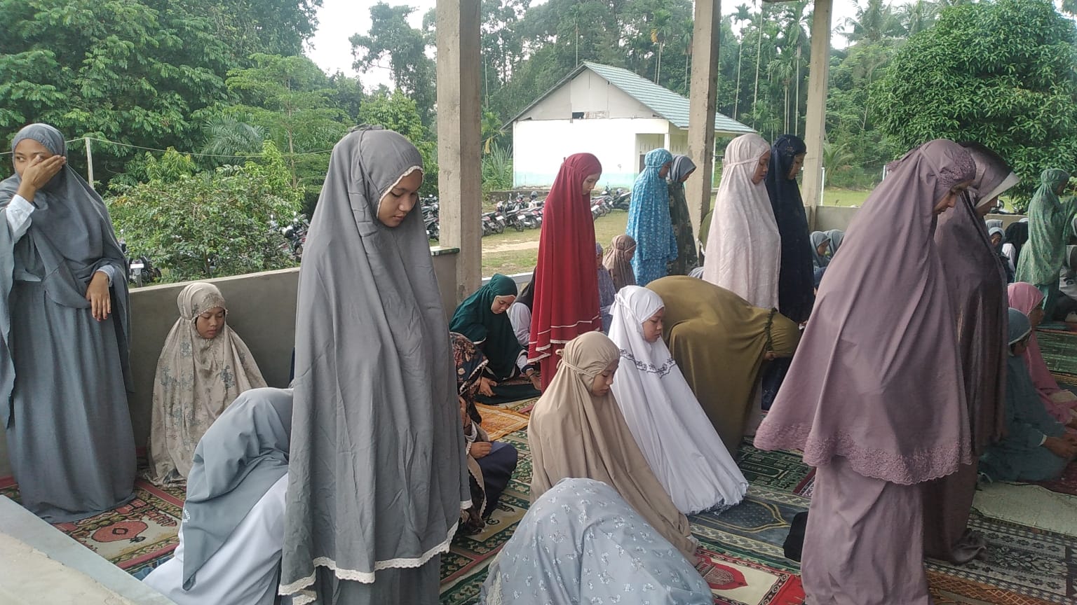 Pembiasaan Pagi Selasa : Shalat Dhuha dan Membaca Alquran di MAN 3 Pembiasaan Pagi Selasa : Shalat Dhuha dan Membaca Alquran di MAN 3