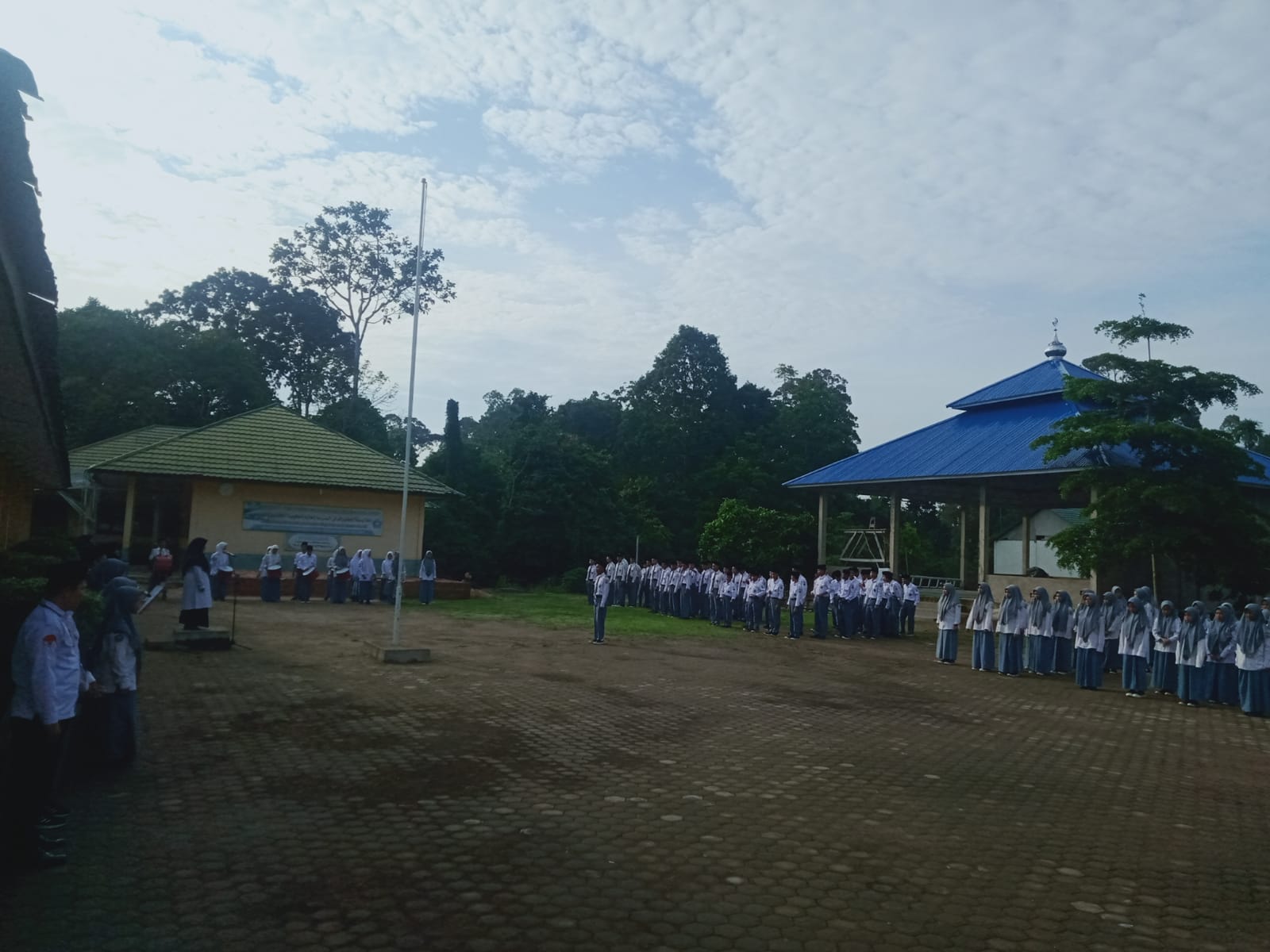 UPACARA SENIN DI MAN 3 MUARO JAMBI