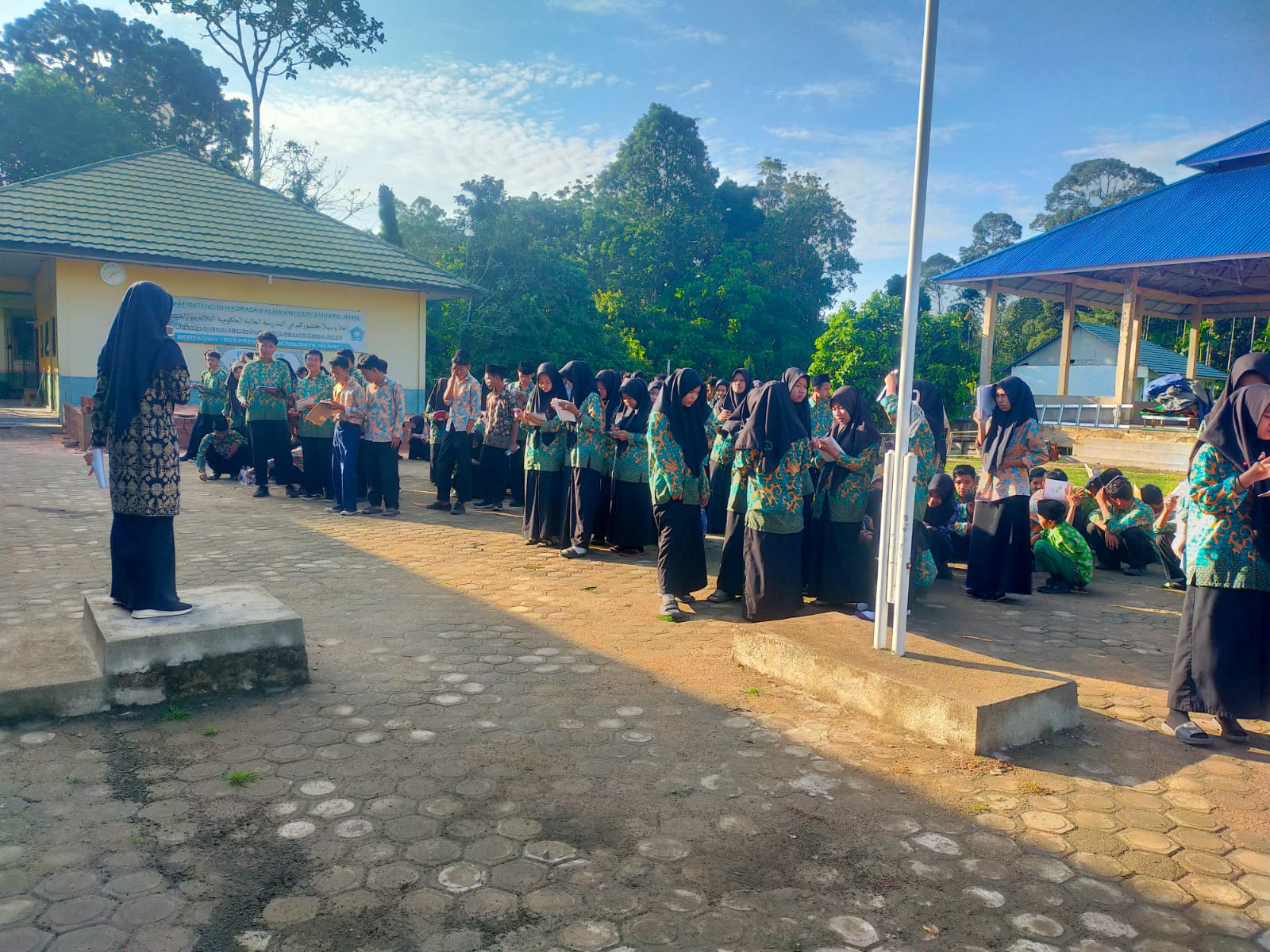 Pembiasaan penggunaan bahasa inggris setiap Rabu di MAN 3 Muaro Jambi Pembiasaan penggunaan bahasa inggris setiap Rabu di MAN 3 Muaro Jambi