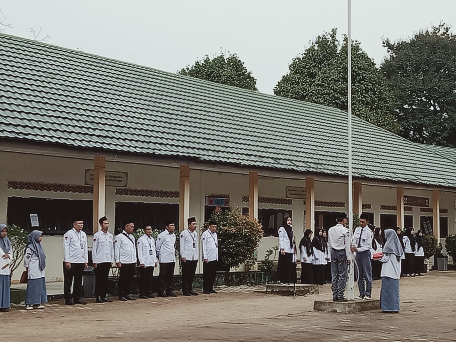 Upacara Bendera 11 Agustus 2025: Apresiasi Petugas dan Ajakan Aktifkan Kegiatan Agustus di MAN 3 Muaro Jambi