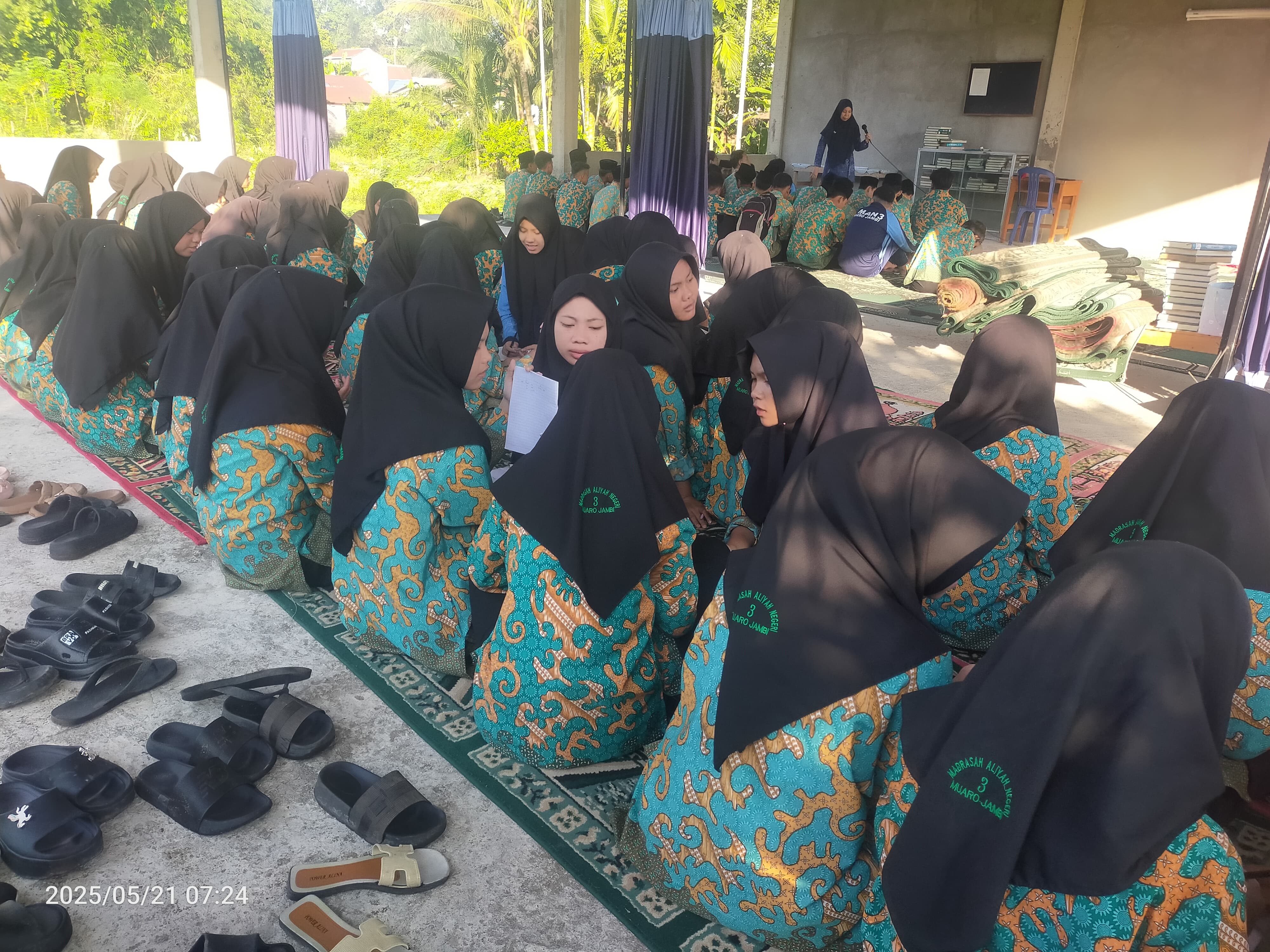 PEMBIASAAN PAGI: LITERASI BAHASA INGGRIS MAN 3 MUARO JAMBI