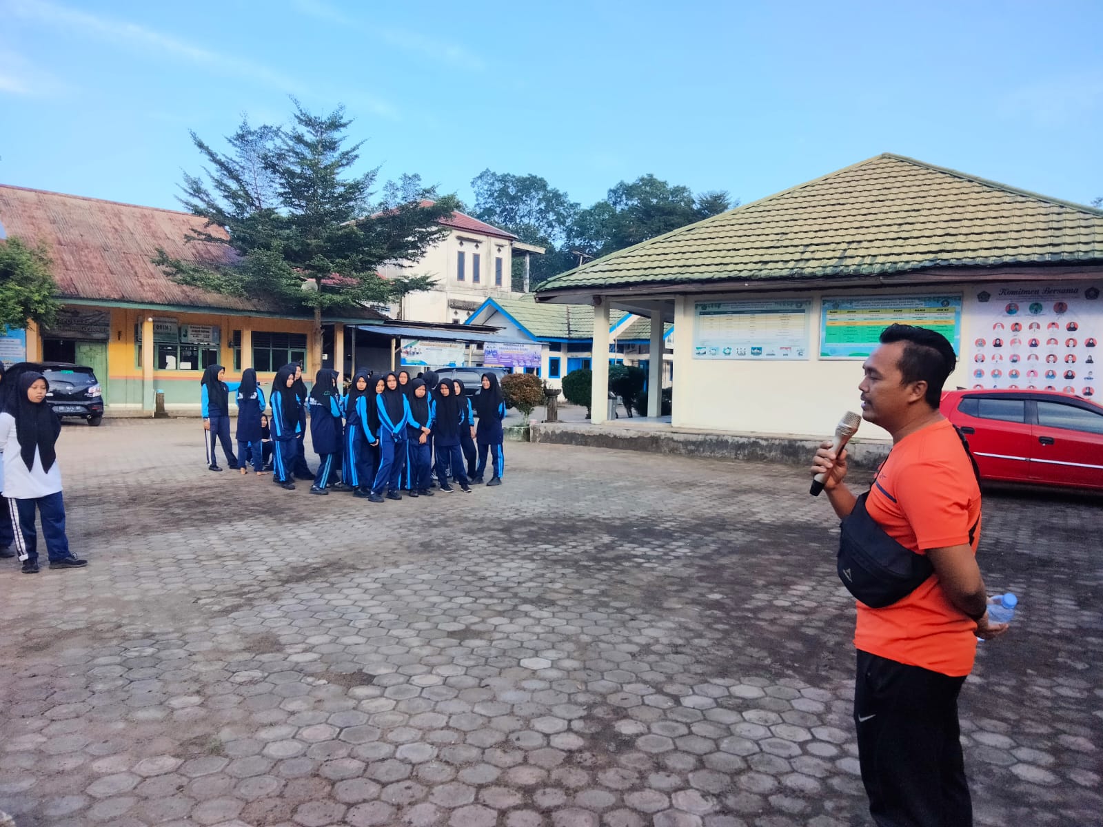 MAN 3 Muaro Jambi laksanakan Jalan Santai Bersama Membangun Semangat Sehat dan Kebersamaan