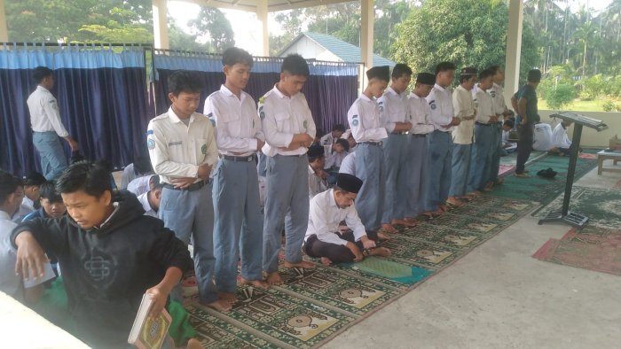 Siswa MAN 3 Muaro Jambi Gelar Shalat Dhuha dan Tadarusan Siswa MAN 3 Muaro Jambi Gelar Shalat Dhuha dan Tadarusan