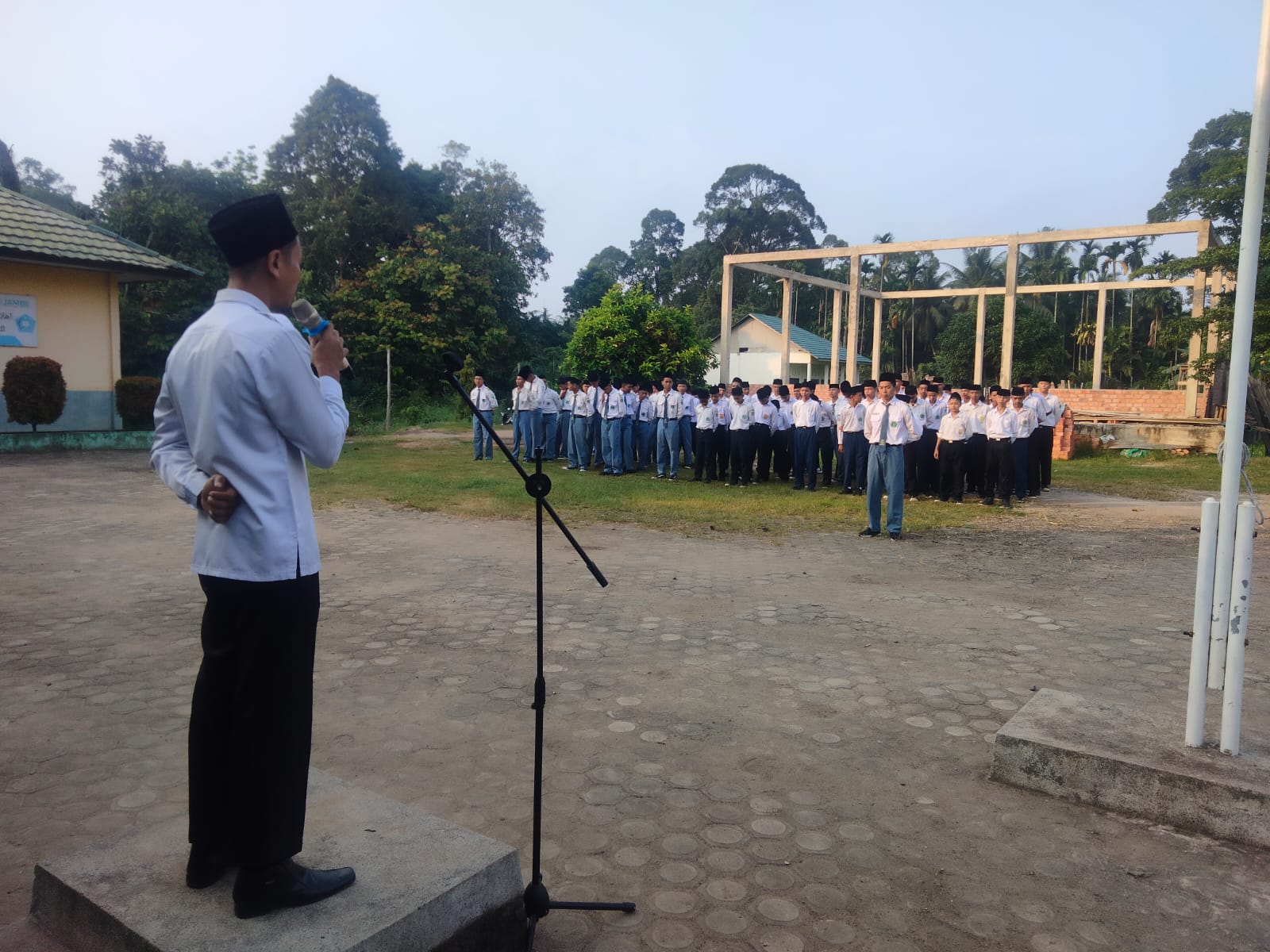 MINGGU KEDUA TAHUN AJARAN BARU, MAN 3 MUARO JAMBI LAKSANAKAN UPACARA BENDERA
