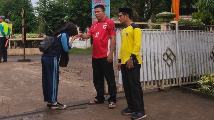 Guru Piket MAN 3 Muaro Jambi Sambut Siswa di Gerbang