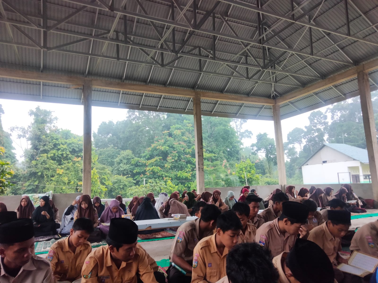 Pembiasaan pagi shalat Dhuha dan membaca Alquran di MAN 3 Muaro Jambi Pembiasaan pagi shalat Dhuha dan membaca Alquran di MAN 3 Muaro Jambi