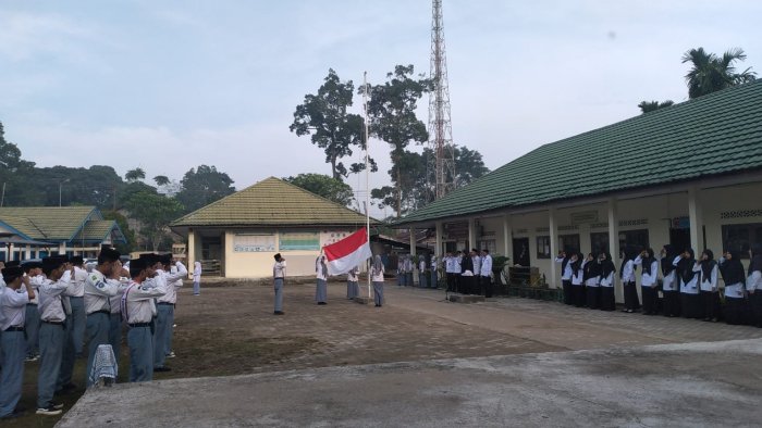 Upacara bendera Senin : Ibu Ning Maunah Ajak Siswa MAN 3 Muaro Jambi Gemar Membaca Upacara bendera Senin : Ibu Ning Maunah Ajak Siswa MAN 3 Muaro Jambi Gemar Membaca