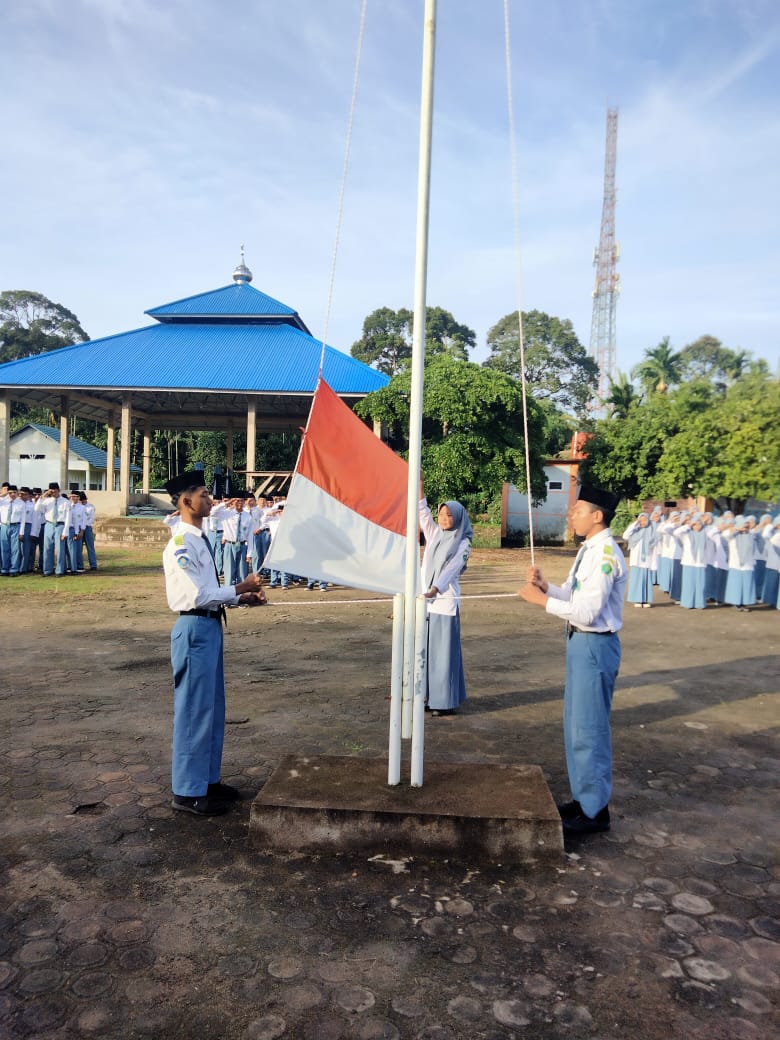Upacara Bendera Senin di MAN 3 Muaro Jambi Senin, 14 April 2025 Upacara Bendera Senin di MAN 3 Muaro Jambi Senin, 14 April 2025