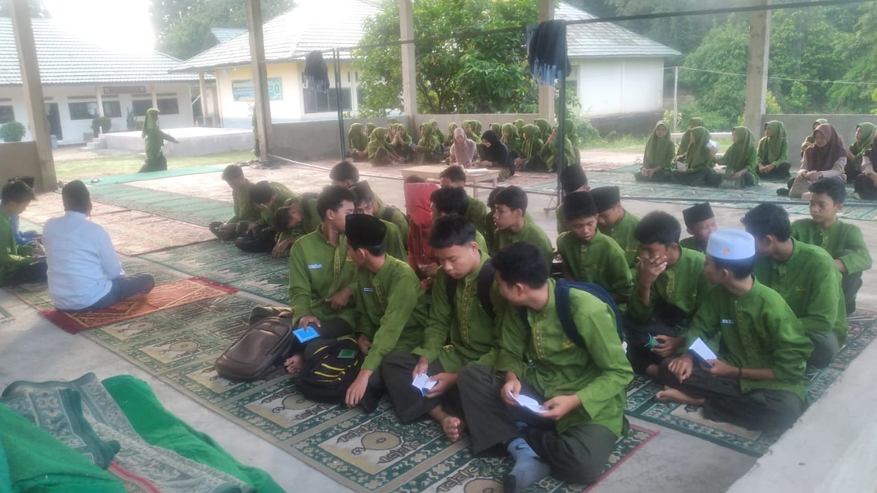 Pembiasaan Pagi Jumâ€™at Barokah dan Penyerahan Rapor di MAN 3 Muaro Jambi Jumat, 20 Juni 2025