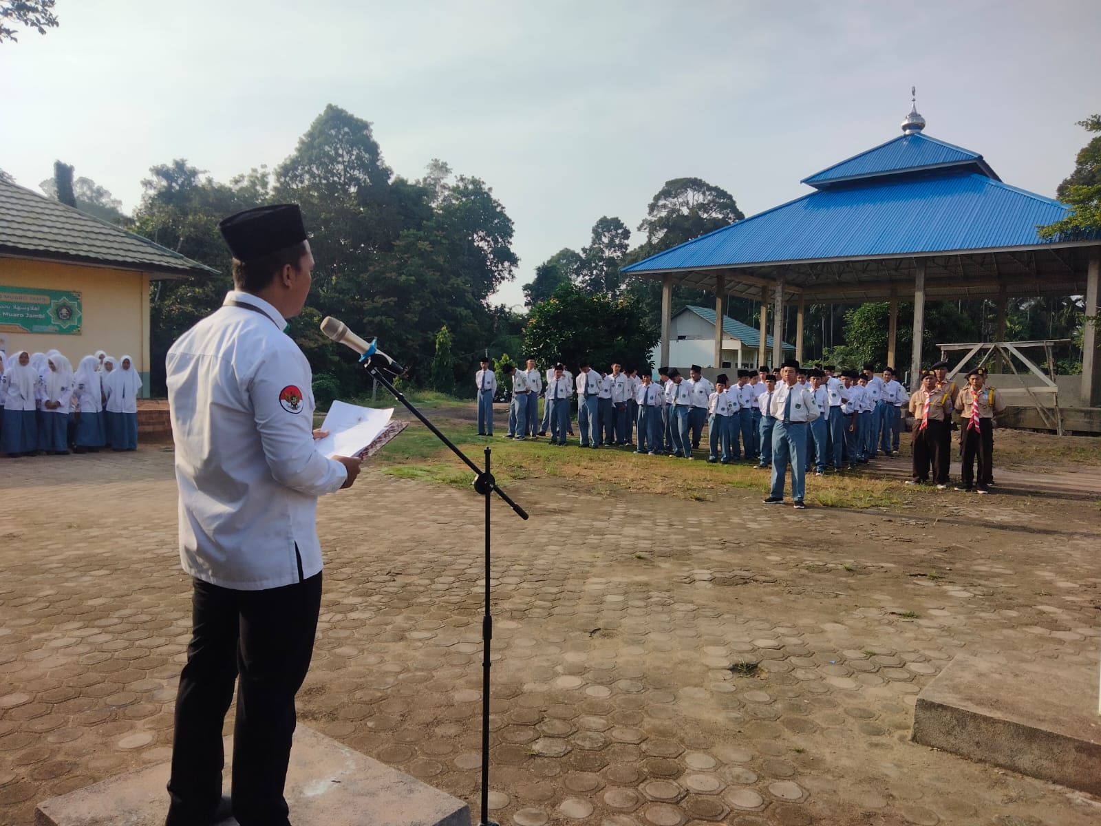UPACARA SENIN DALAM RANGKA MEMPERINGATI HARI PAHLAWAN DI MAN 3 MUARO JAMBI UPACARA SENIN DALAM RANGKA MEMPERINGATI HARI PAHLAWAN DI MAN 3 MUARO JAMBI