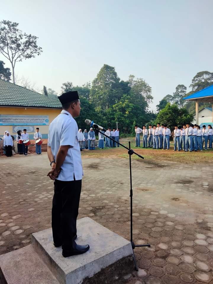 Pembina Osim MAN 3 Muaro Jambi Tegaskan, Jaga Kebersihan Lingkungan Madrasah dan KBM yang kondusif 