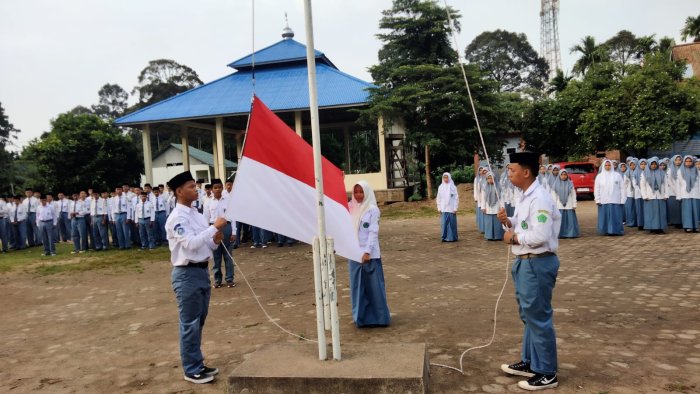 Upacara Bendera di MAN 3 Muaro Jambi: Penekanan Disiplin, Akhlak, dan Tanggung Jawab Siswa Upacara Bendera di MAN 3 Muaro Jambi: Penekanan Disiplin, Akhlak, dan Tanggung Jawab Siswa