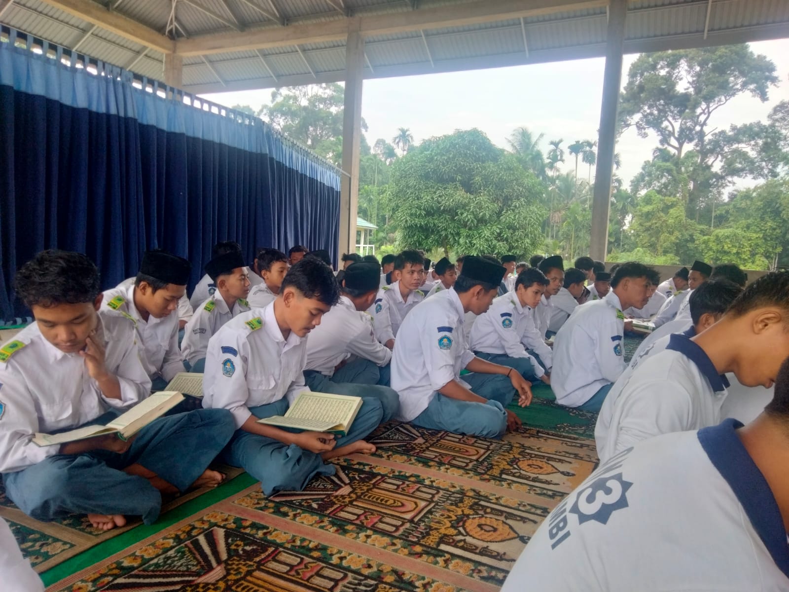 Pembiasaan pagi shalat Dhuha dan membaca Alquran di MAN 3 Muaro Jambi Pembiasaan pagi shalat Dhuha dan membaca Alquran di MAN 3 Muaro Jambi