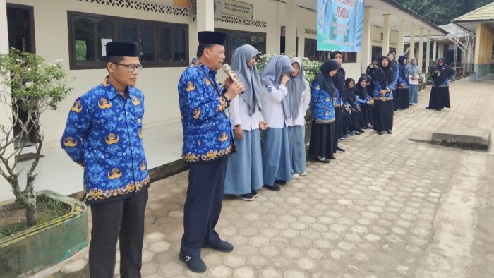 Kepala MAN 3 Muaro Jambi Apresiasi Siswa Berprestasi di Festival Bulan Bahasa FLP Jambi