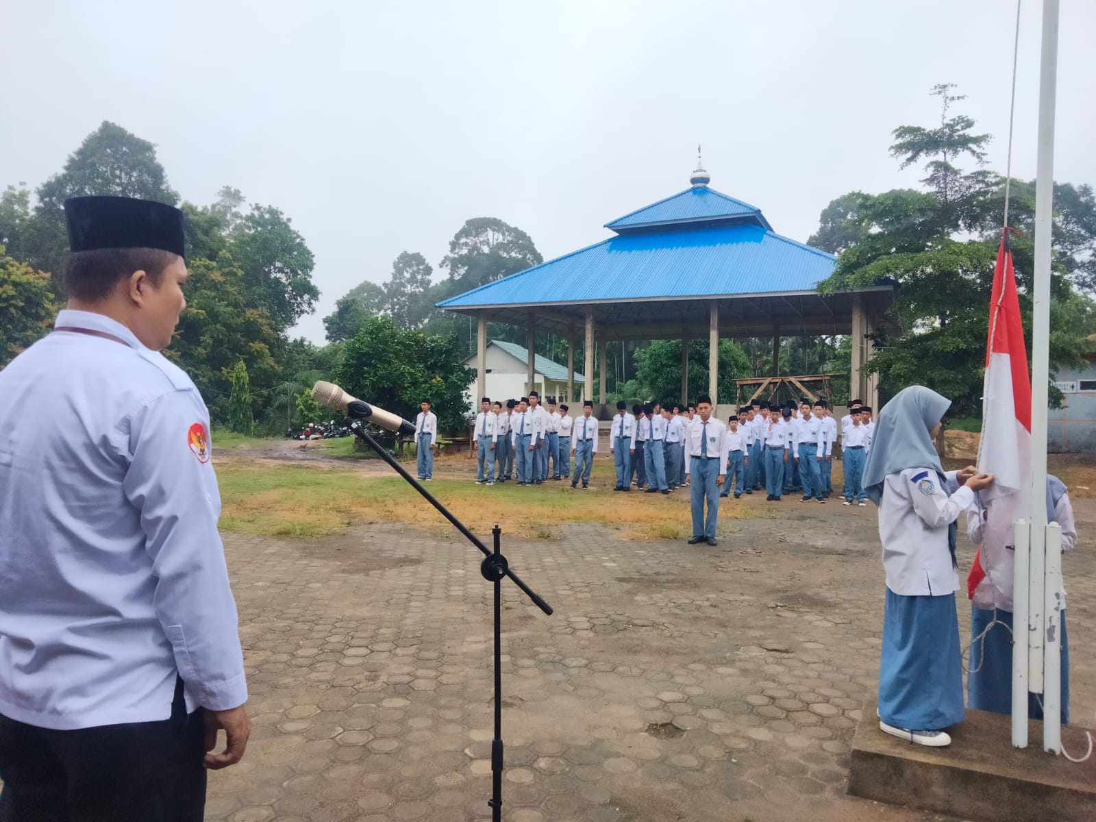 UPACARA SENIN DI MAN 3 MUARO JAMBI UPACARA SENIN DI MAN 3 MUARO JAMBI