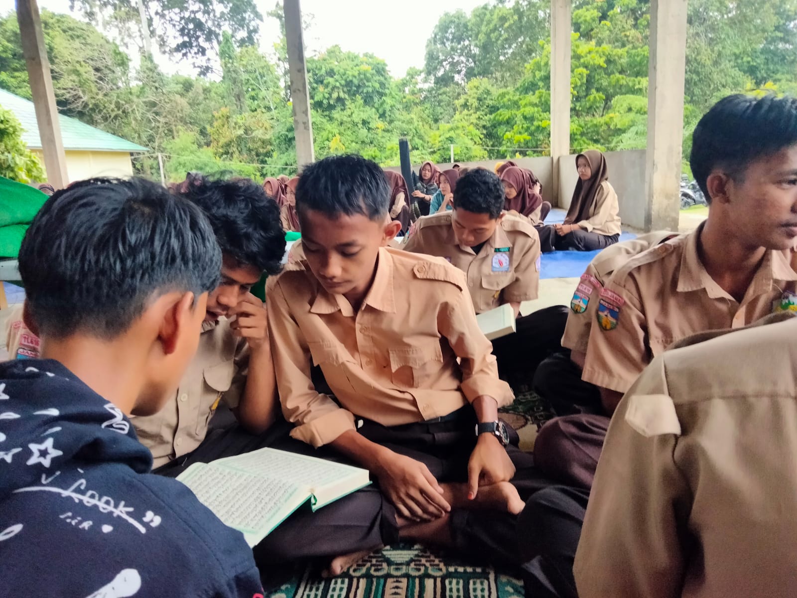 Pembiasaan Pagi Tadarus, Dhuha, Doa Bersama di MAN 3 Muaro Jambi Pembiasaan Pagi Tadarus, Dhuha, Doa Bersama di MAN 3 Muaro Jambi