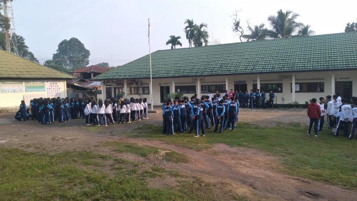 Siswa MAN 3 Muaro Jambi Gelar Aksi Bersih Lingkungan Siswa MAN 3 Muaro Jambi Gelar Aksi Bersih Lingkungan