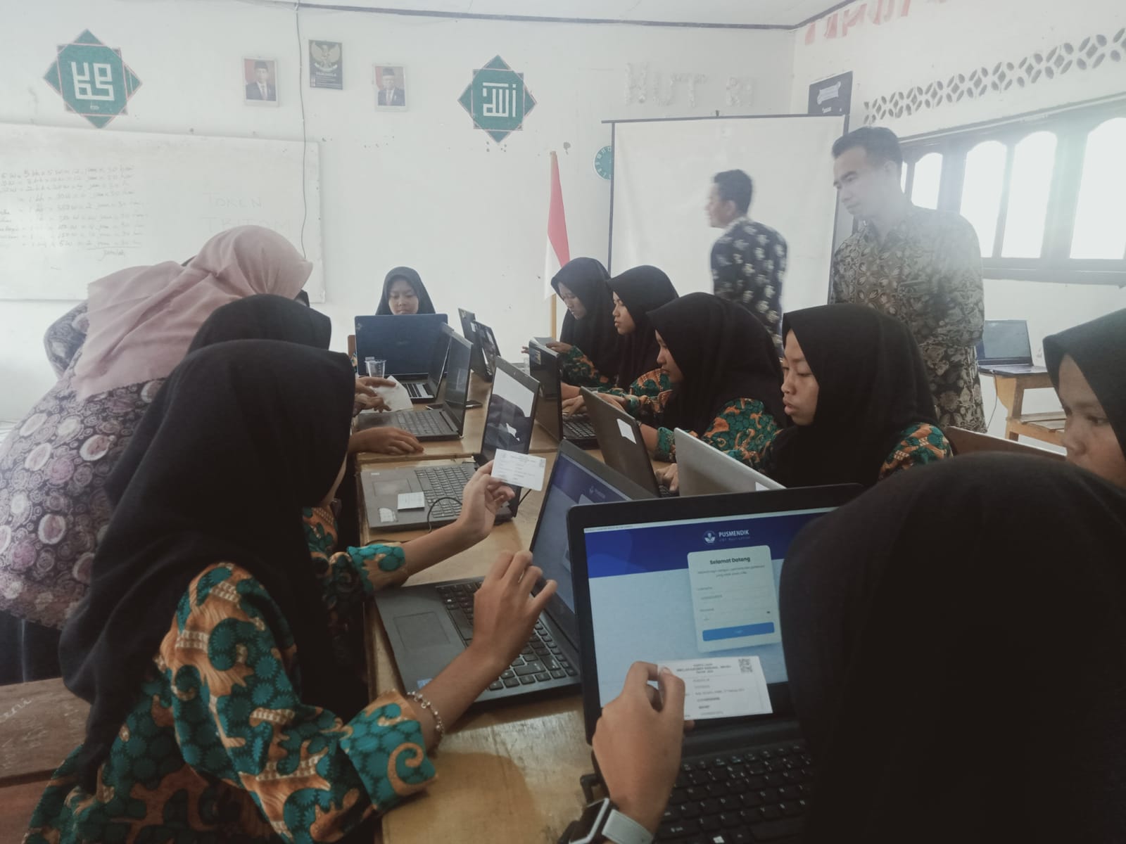 MAN 3 MUARO JAMBI MENGGUNAKAN SIMULASI ANBK 2024 UNTUK PESERTA DIDIK 