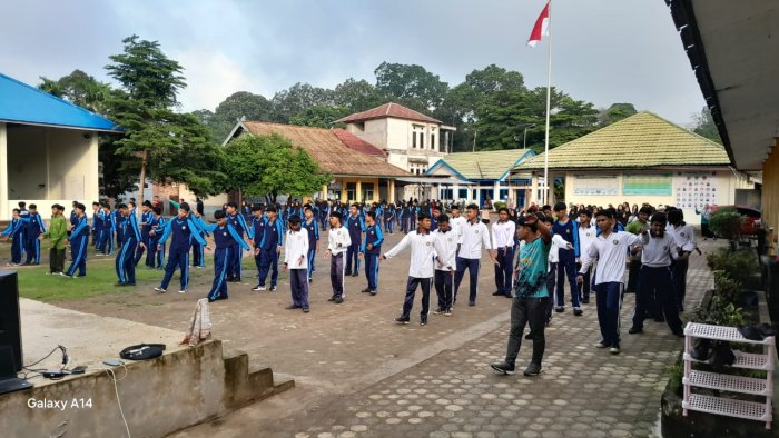 Senam Kesegaran Jasmani Meriahkan Pagi Jumat di MAN 3 Muaro Jambi