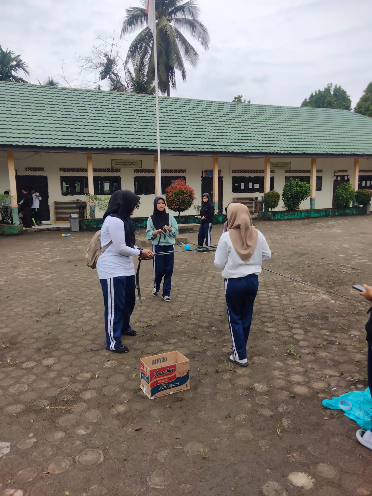 LOMBA CLASS MEETING TALI BALON DI MAN 3 MUARO JAMBI LOMBA CLASS MEETING TALI BALON DI MAN 3 MUARO JAMBI