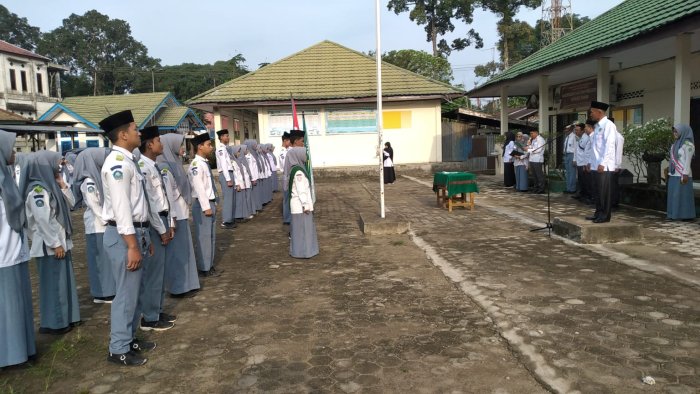 Kepala MAN 3 Muaro Jambi Resmi Lantik Pengurus OSIM dan MPK Masa Bakti 2026