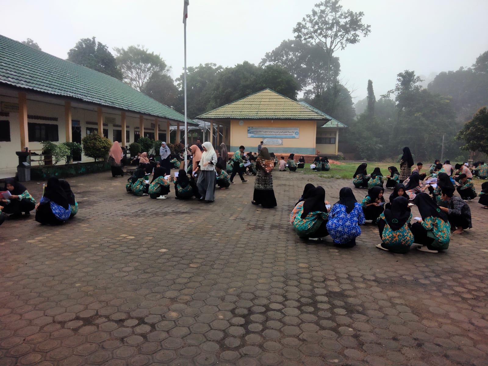 PEMBIASAAN LITERASI NUMERASI DI MAN 3 MUARO JAMBI PEMBIASAAN LITERASI NUMERASI DI MAN 3 MUARO JAMBI