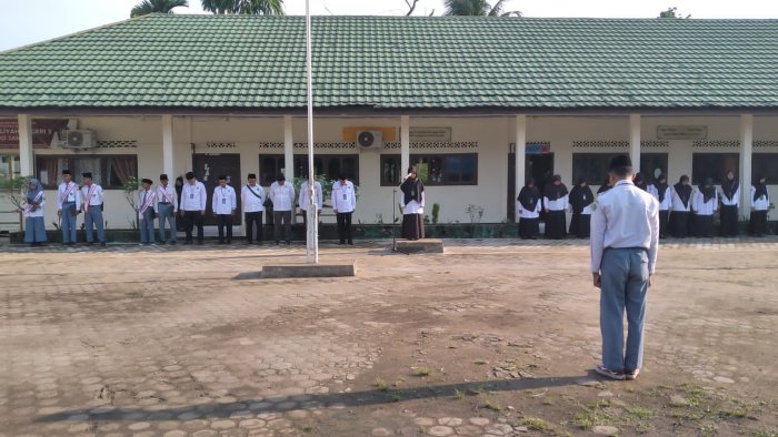 Amanat Pembina Upacara, Ibu Mahmudah, S.Pd.I: Malu yang Membawa Kesuksesan