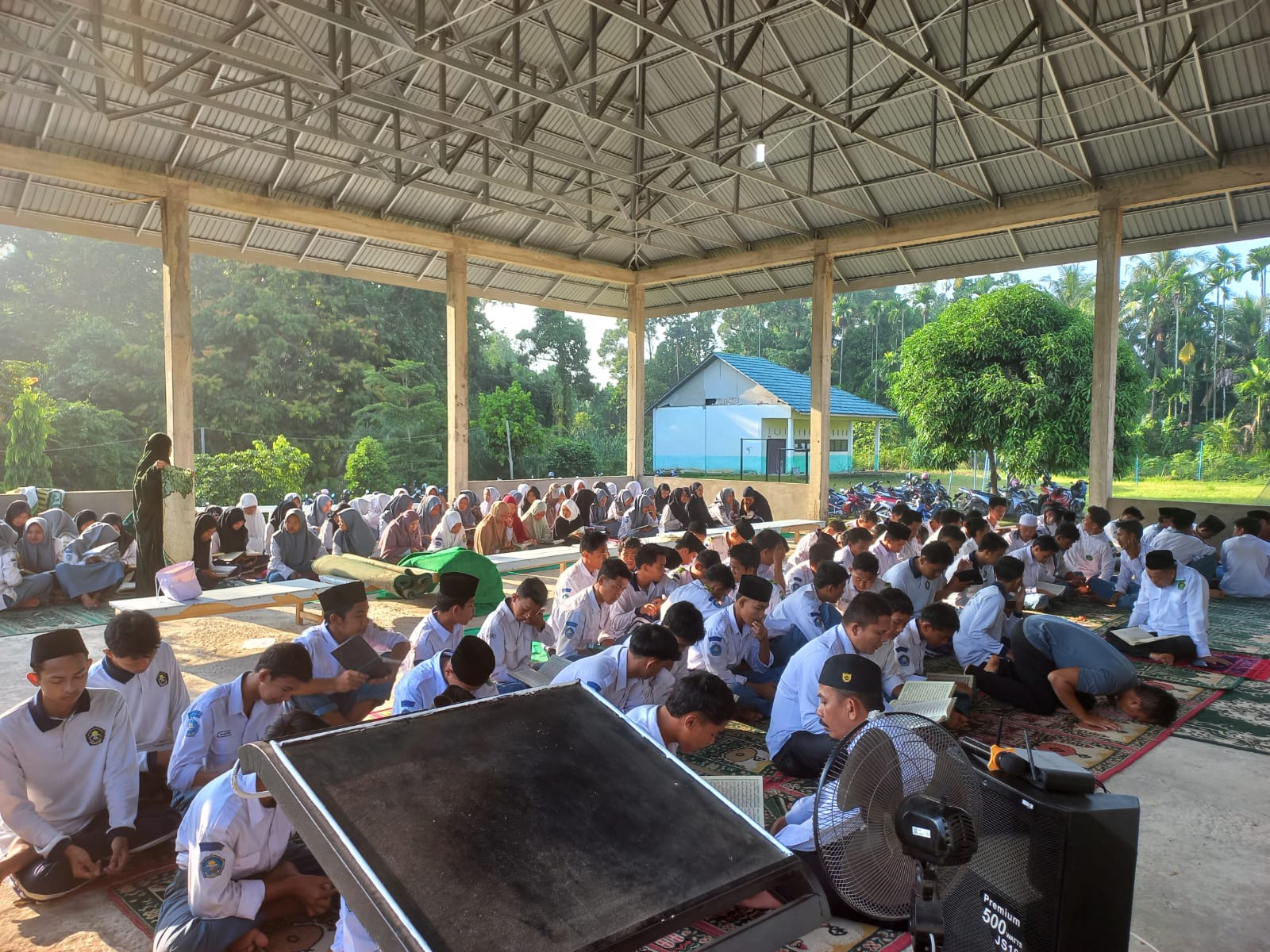 GURU DAN SISWA MELAKSANAKAN SHOLAT DHUHA DAN MEMBACA ALQURAN DI MAN 3 MUARO JAMBI  