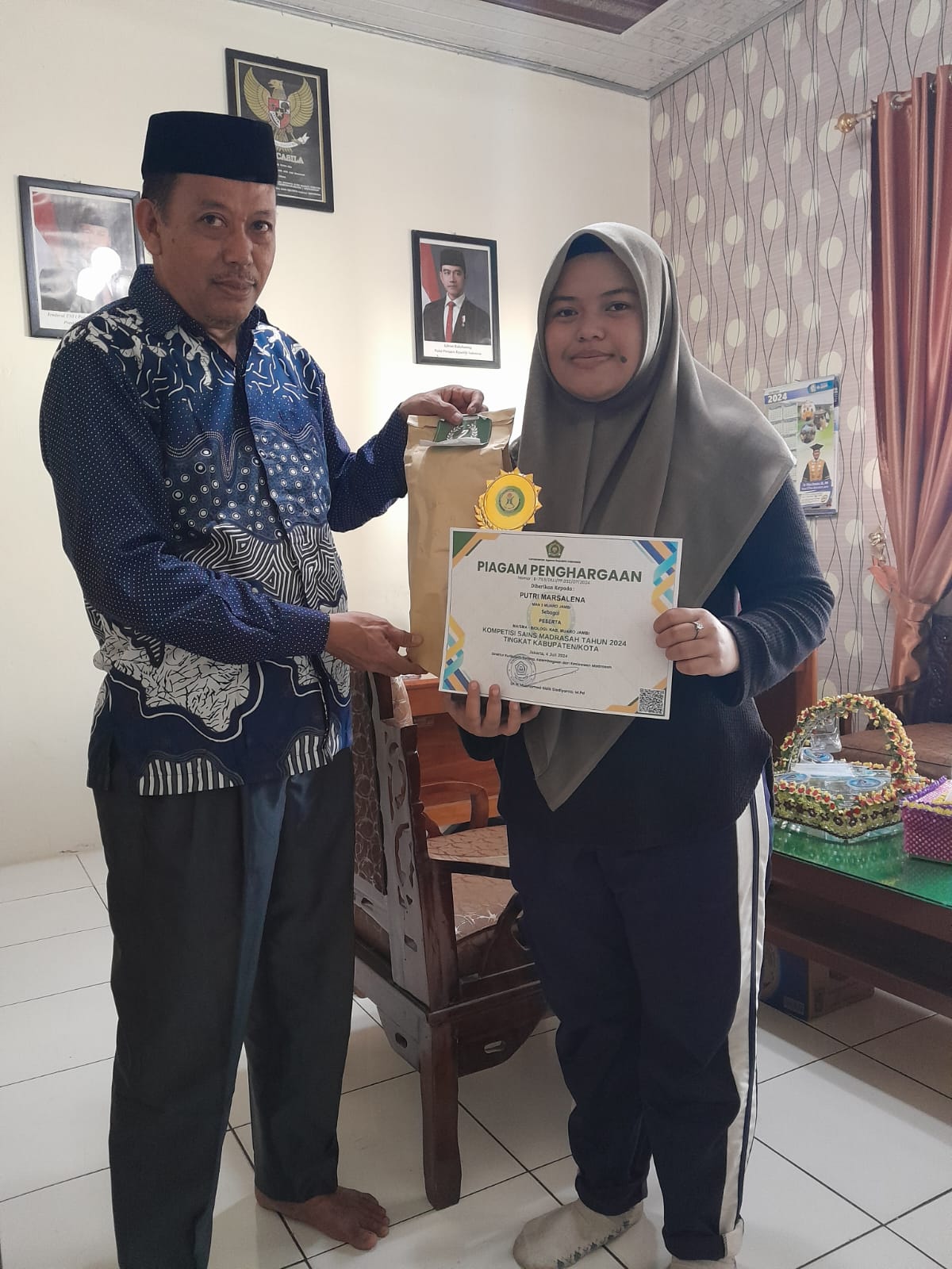 Penyerahan Piagam Penghargaan Juara KSM 2024 di MAN 3 Muaro Jambi