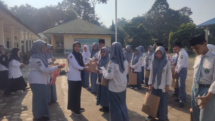 Waka kesiswaan menyerahkan Hadiah Lomba Sumpah Pemuda di MAN 3 Muaro Jambi