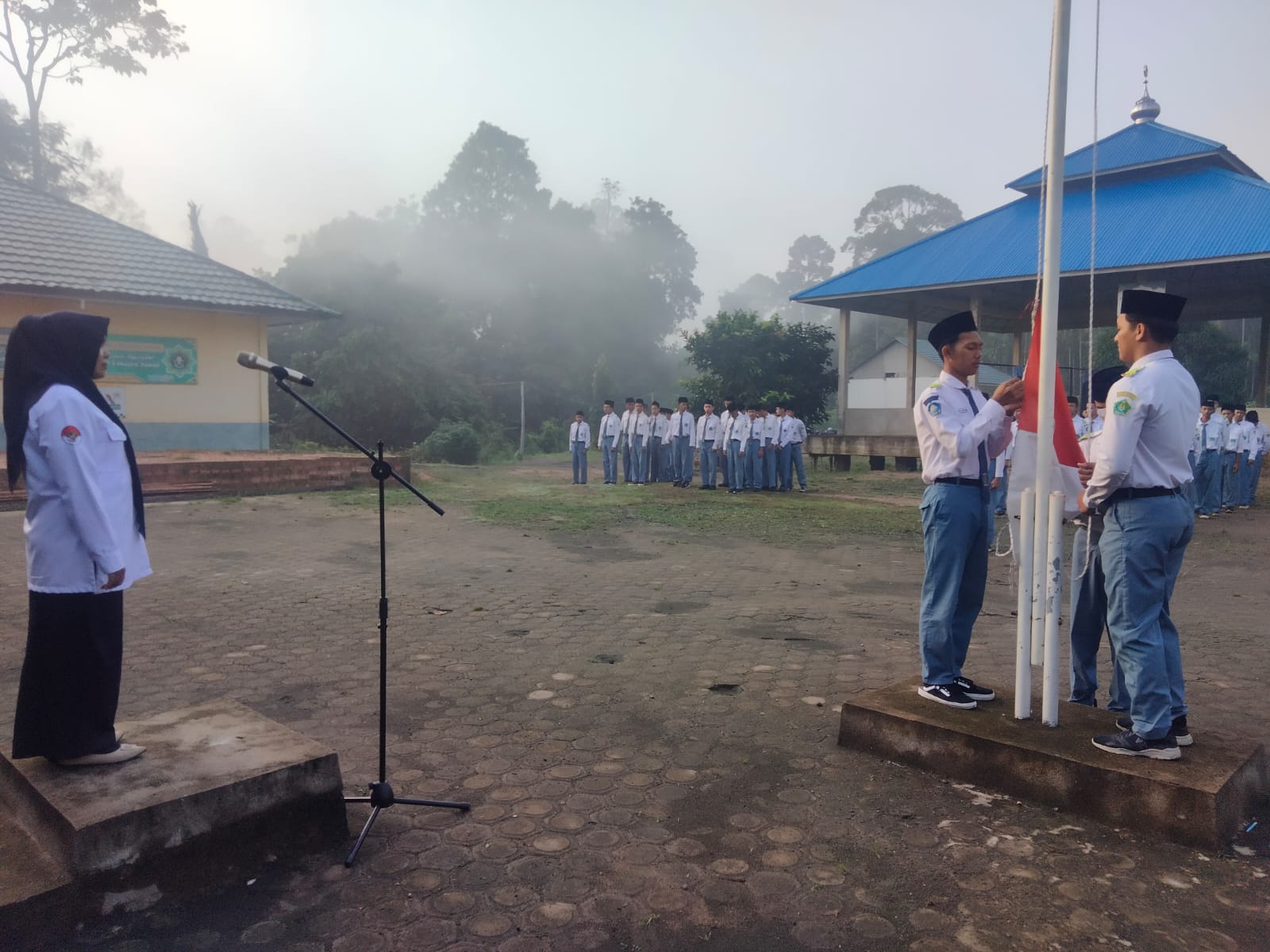 Pelaksanaan Upacara Bendera Hari Senin di MAN 3 Muaro Jambi